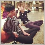 组图：王菲罕见搞怪私房照 手持宝剑犯二扮侠女