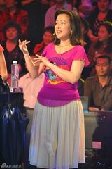 组图：何晴亮相《年代秀》 尽展永远的美丽