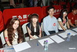 高清组图：AKB48三成员抵港宣传 签名会下场做评委