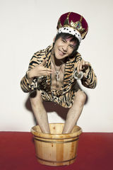 组图：大张伟戴皇冠拍写真 红毯泡脚续写岔王传说