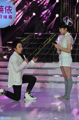 组图：邹凯上电视节目惊喜求婚 陈一冰谢娜微笑祝福