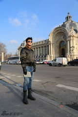 组图：杜江亮相法国巴黎俊朗时尚