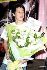 高清组图：房祖名台湾宣传新片 与美女合作跳绳