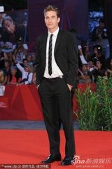 《巴尼的人生》首映 日本导演清水崇戴兔子头套抢镜