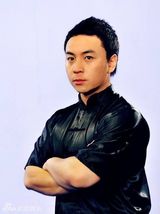 组图：释小龙拍摄全新功夫大片帅酷有型