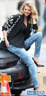 组图：超模阿普顿捞金代言 香车美女秀长腿