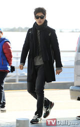 组图：韩星韩艺瑟丁一宇等为参加MAMA赴香港