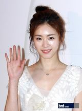 组图：李妍熙刘智泰黑白配携手代言