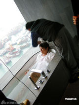 幻灯图集：孙耀威为新碟拍摄喷血出浴照