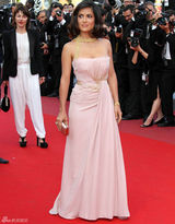 高清图：萨尔玛-海耶克粉裙俏丽 大展丰满美胸