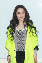 组图：《劲歌金曲》录影 阿娇(钟欣桐)出席郑欣宜落泪