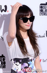 组图：Key宋茜IVY出席活动墨镜帅气十足