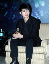 组图：三浦春马访台粉丝接机 宣传新片玩睫毛夹牙签