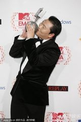 组图：2012MTV欧洲音乐奖鸟叔后台开心亲吻奖杯