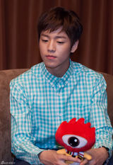 组图：李玹雨现身见面会用中午问候粉丝