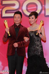 组图：黎耀祥三夺视帝杨怡封后 后台合影亲吻奖杯