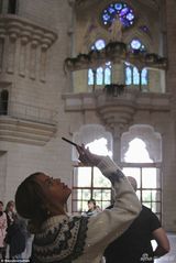 组图：碧昂斯分享俏皮比基尼照 小萌娃捂脸激萌