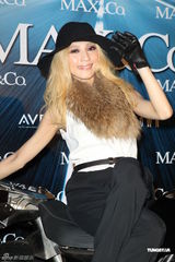 组图：戴佩妮金发造型首次走秀 自嘲腿太短