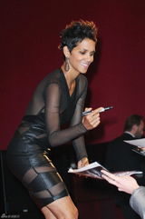 组图：《云图》莫斯科首映 哈利-贝瑞透视裙上阵