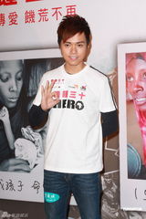 组图：张敬轩王菀之探访肯尼亚深受触动