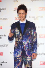 组图：蒋劲夫亮相街拍盛典红毯 夜景西服另类