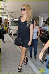 组图：夏奇拉携子赴巴黎 儿子清秀可爱似女孩