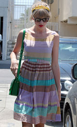 组图：泰勒-斯威夫特彩虹裙出街 红唇美肌玩转撞色