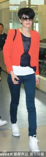 组图：王菲现身台湾桃园机场 面容消瘦装扮有型