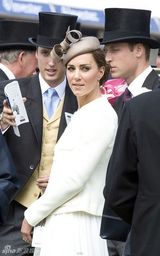 高清组图：威廉王子和凯特公主亮相英国马场看赛马