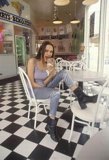 幻灯：安吉丽娜-朱莉19岁青涩调皮生活照