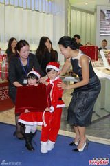 组图：李美凤享受现有生活 不考虑复出拍戏