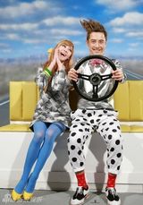 组图：庾澄庆邀小S合作MV 靓丽芭比挑战老年妆