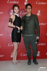 组图：熊黛林携手张智霖出席活动 大露背打扮抢镜