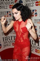 组图：Jessie J透视裙极尽诱惑 登台为火星哥颁奖