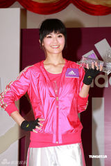 幻灯图集：阿Sa(蔡卓妍)代言粉嫩亮相 拒与男友穿情侣装