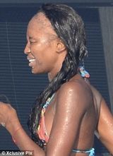 组图：名模娜奥米-坎贝尔度假 露恐怖发际线