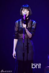 组图：紫雨林回归首唱 女主唱透视装性感