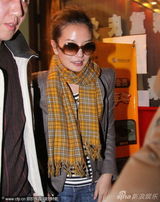 组图：王菲演唱会庆功吃火锅 赵薇那英到场祝贺