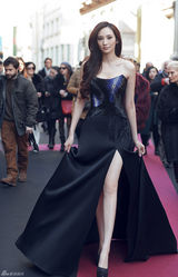 组图：吴佩慈绕行米兰 助阵好友国际首秀