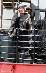 幻灯图集：《特工盐》热拍 朱莉贵妇打扮偷空打电话