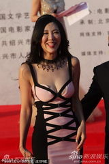 组图：《守望一生》剧组亮相 女星低胸短裙展性感