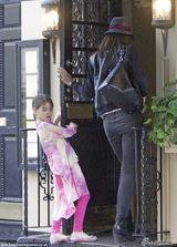 组图：凯蒂雅痞装扮 小苏瑞一身粉嫩拉门秀柔腰