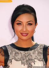 组图：艾美奖红毯 亚裔主播麦珍妮蕾丝黑白配