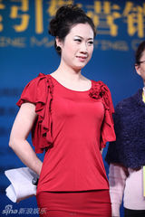 组图：芙蓉姐姐演讲获专人护驾 遭粉丝热情围困