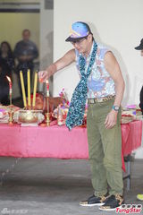 组图：歌神许冠杰开演唱会拜神 将向张耀荣致敬