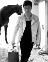 组图：佟大为拍时尚写真 自曝十年蜕变驾驭之道 