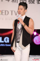 组图：居家暖男吴建豪现身 爆料老婆爱看电视