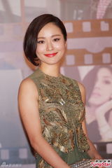 组图：江一燕亮相金像奖红毯 绿裙珠光宝气