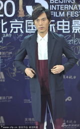 组图：电影节闭幕 秦昊携女伴黑风衣亮相