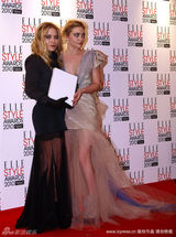 幻灯图：Elle风尚大典美女云集 坎贝尔蛇纹礼服性感